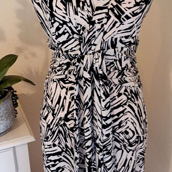 BCBG Black and Cream Abstract Design Dress. Soft Girl. Cateer. - Picture 12 of 16